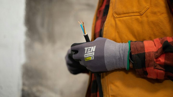 Ile zarabia elektryk?