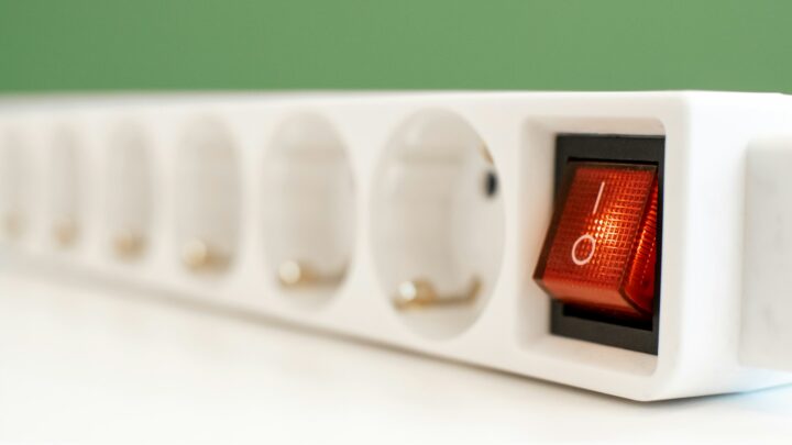 Listwa z wyłącznikiem – czy pozwala na realne obniżenie rachunków?